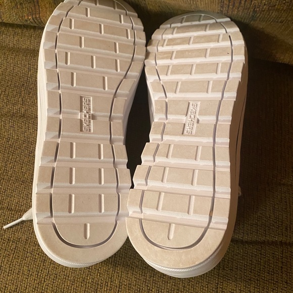 ❣️EUC- WHITE & NAVY STREET CLEATS 2  SNEAKERS - Picture 10 of 12